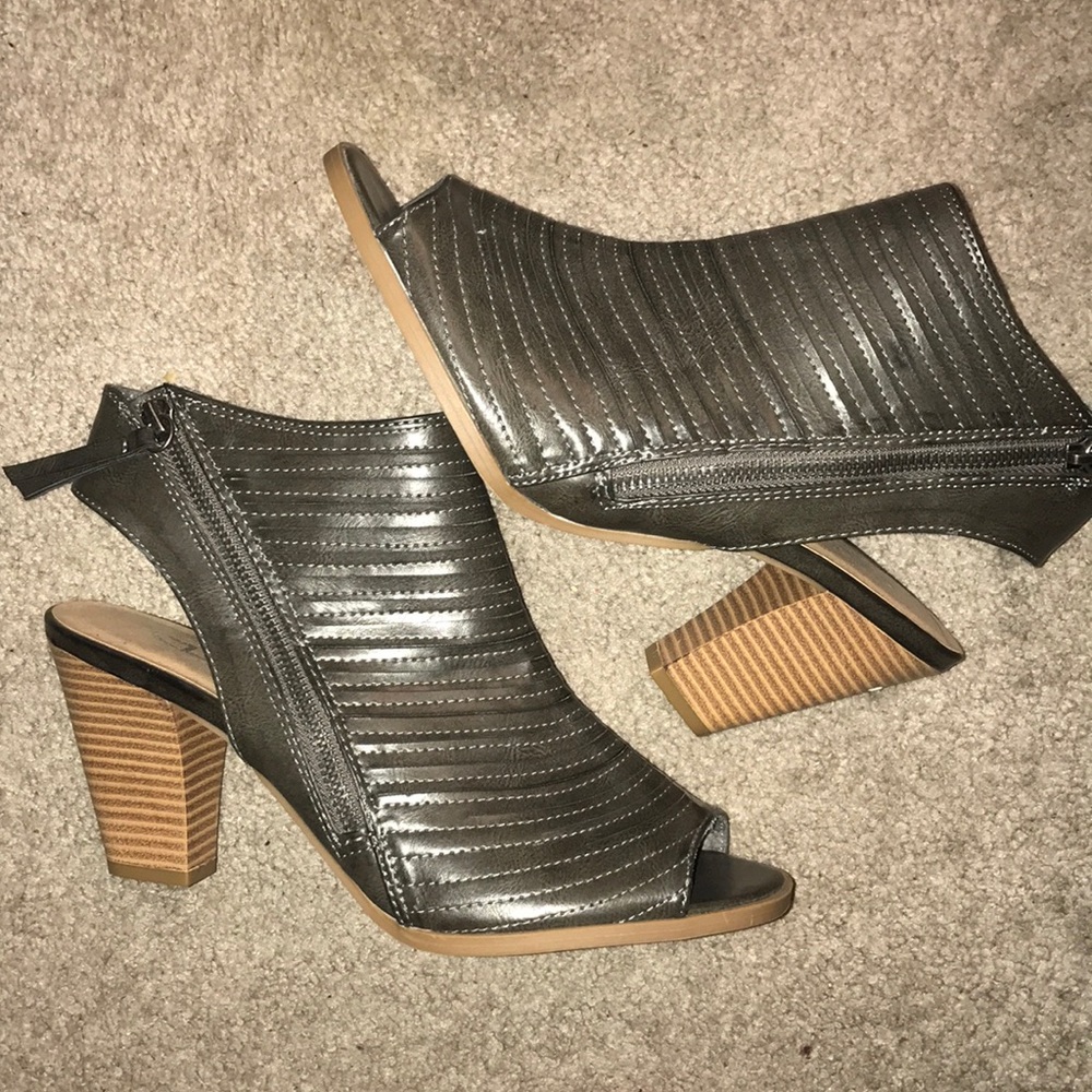 Dark green open toe booties CL by Chinese Laundry